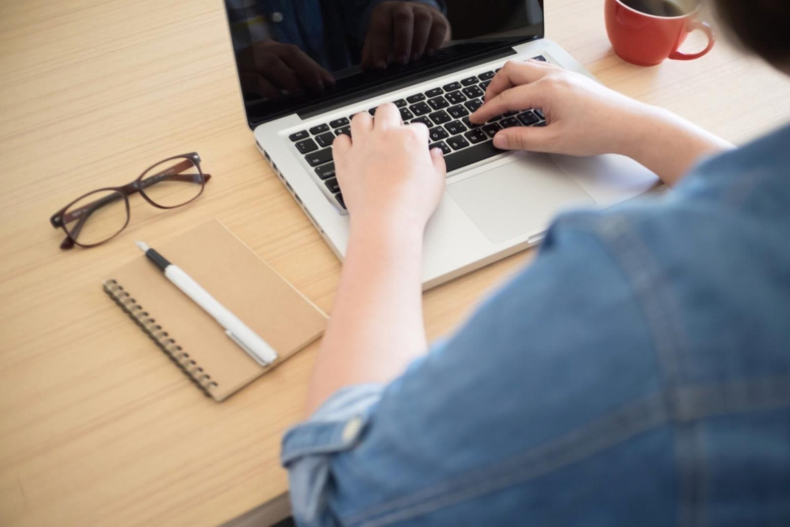 Estudiante participando en sesión de aprendizaje personalizado con instructor especializado